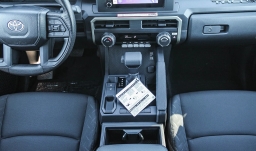 Toyota Tacoma 2WD SR Double Cab 5' Bed AT (Natl) 2026