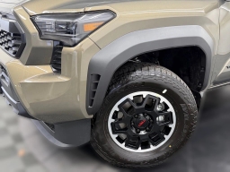 Toyota Tacoma 4WD TRD Off Road Hybrid Double Cab 5' Bed AT (Natl) 2026