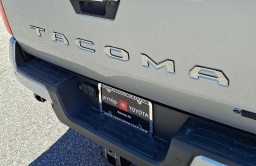 Toyota Tacoma 4WD Limited Hybrid Double Cab 5' Bed AT (Natl) 2026