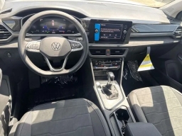 Volkswagen Taos SE Black FWD 2026