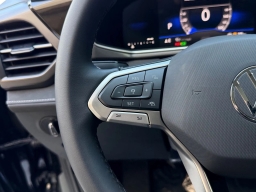 Volkswagen Taos SE Black FWD 2026
