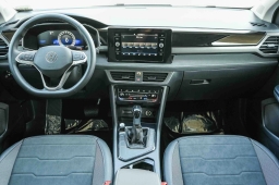 Volkswagen Taos SE Black FWD 2026