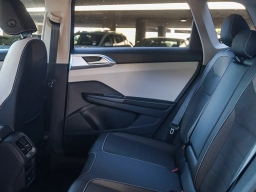 Volkswagen Taos SE FWD 2025