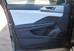 Volkswagen Taos SE FWD 2025