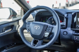 Toyota Camry SE (Natl) 2026