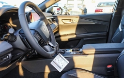 Toyota Camry SE (Natl) 2026