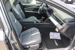 Toyota Camry SE (Natl) 2026