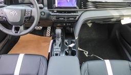 Toyota Camry SE (Natl) 2026