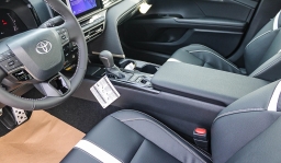 Toyota Camry SE (Natl) 2026