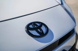 Toyota Camry SE (Natl) 2026
