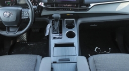 Toyota Sienna LE FWD 8-Passenger (Natl) 2026