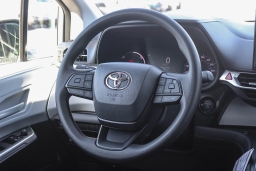 Toyota Sienna LE FWD 8-Passenger (Natl) 2026