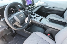 Toyota Sienna LE FWD 8-Passenger (Natl) 2026