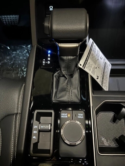 Toyota Tundra 4WD Limited CrewMax 5.5' Bed (Natl) 2026