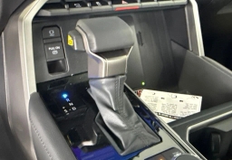 Toyota Tundra 4WD Limited CrewMax 5.5' Bed (Natl) 2026
