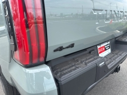 Toyota Tundra 4WD Limited Hybrid CrewMax 5.5' Bed (Natl) 2026