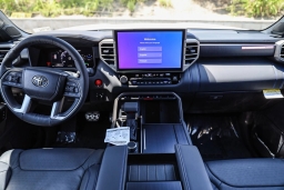 Toyota Sequoia Platinum 4WD (Natl) 2026