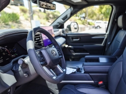 Toyota Sequoia Platinum 4WD (Natl) 2026