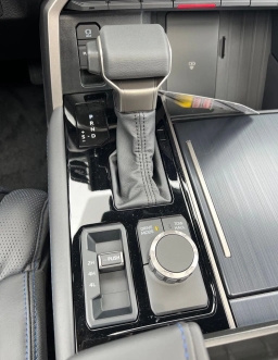 Toyota Sequoia Platinum 4WD (Natl) 2026