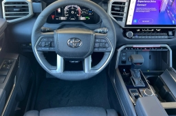 Toyota Sequoia Platinum 4WD (Natl) 2026