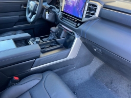 Toyota Sequoia Platinum 4WD (Natl) 2026