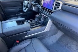 Toyota Sequoia Platinum 4WD (Natl) 2026