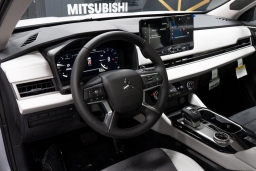 Mitsubishi Outlander SE FWD 2026