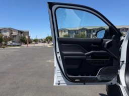 Toyota 4Runner SR5 4WD (Natl) 2026