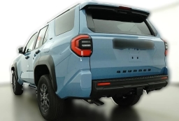 Toyota 4Runner SR5 4WD (Natl) 2026
