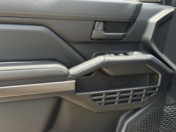 Toyota 4Runner SR5 4WD (Natl) 2026