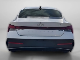 Hyundai Elantra SE Sedan 2026