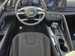 Hyundai Elantra SE Sedan 2026