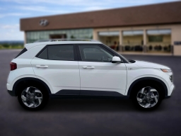 Hyundai Venue SEL FWD 2026