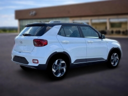 Hyundai Venue SEL FWD w/Two-Tone Roof 2026
