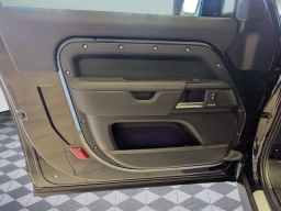 Land Rover Defender V8 90 P525 2026