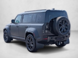 Land Rover Defender OCTA Black 110 P635 2026