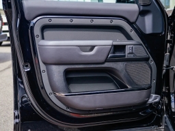 Land Rover Defender OCTA Black 110 P635 2026