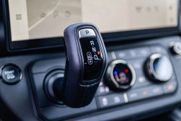 Land Rover Defender OCTA Black 110 P635 2026