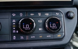 Land Rover Defender OCTA Black 110 P635 2026