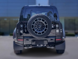 Land Rover Defender OCTA Black 110 P635 2026