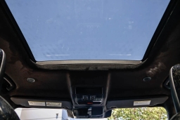 Land Rover Defender OCTA Black 110 P635 2026