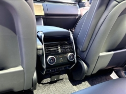 Land Rover Range Rover SE P400 LWB 7 Seat 2026