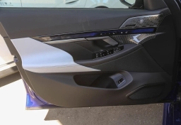 BMW M5 Base (A8) Sedan 2026