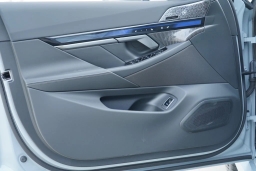 BMW M5 Base (A8) Sedan 2026