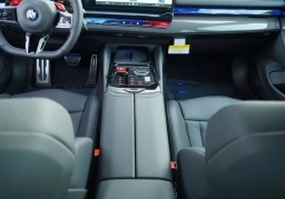 BMW M5 Base (A8) Sedan 2026