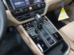 Porsche Macan Base AWD 2026