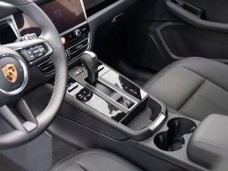 Porsche Macan Base AWD 2026