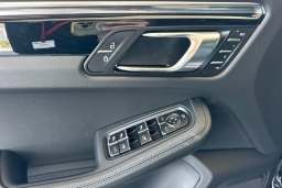 Porsche Macan Base AWD 2026