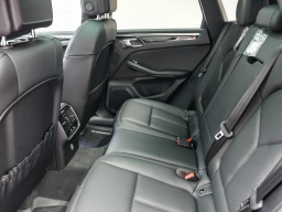 Porsche Macan Base AWD 2026