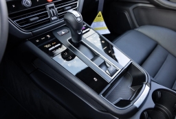 Porsche Macan Base AWD 2026